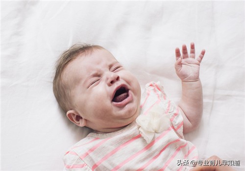 15天的新生儿晚上不爱睡觉,新生儿不爱平躺怎么办
