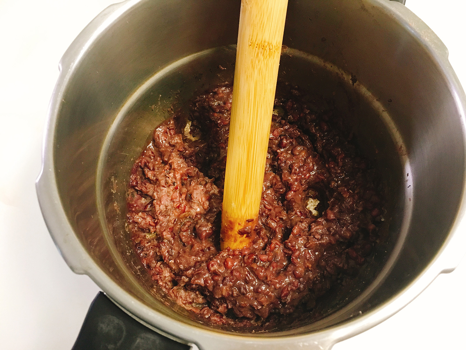 红豆沙加糖好还是加盐好吃,炒制红豆沙先放糖好还是后放糖好