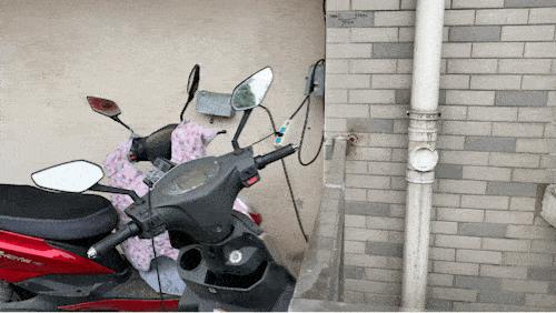 凌晨居民楼内电动车起火,小区车库起火几十辆电动车被烧