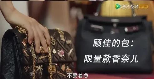 背爱马仕大牌同款包包尴尬吗,背香奈儿的包会被别人嫌弃吗