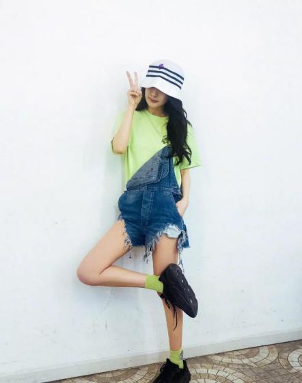 微胖女人穿T恤时，要记住“4不要”，不然显胖还显矮，很没气质