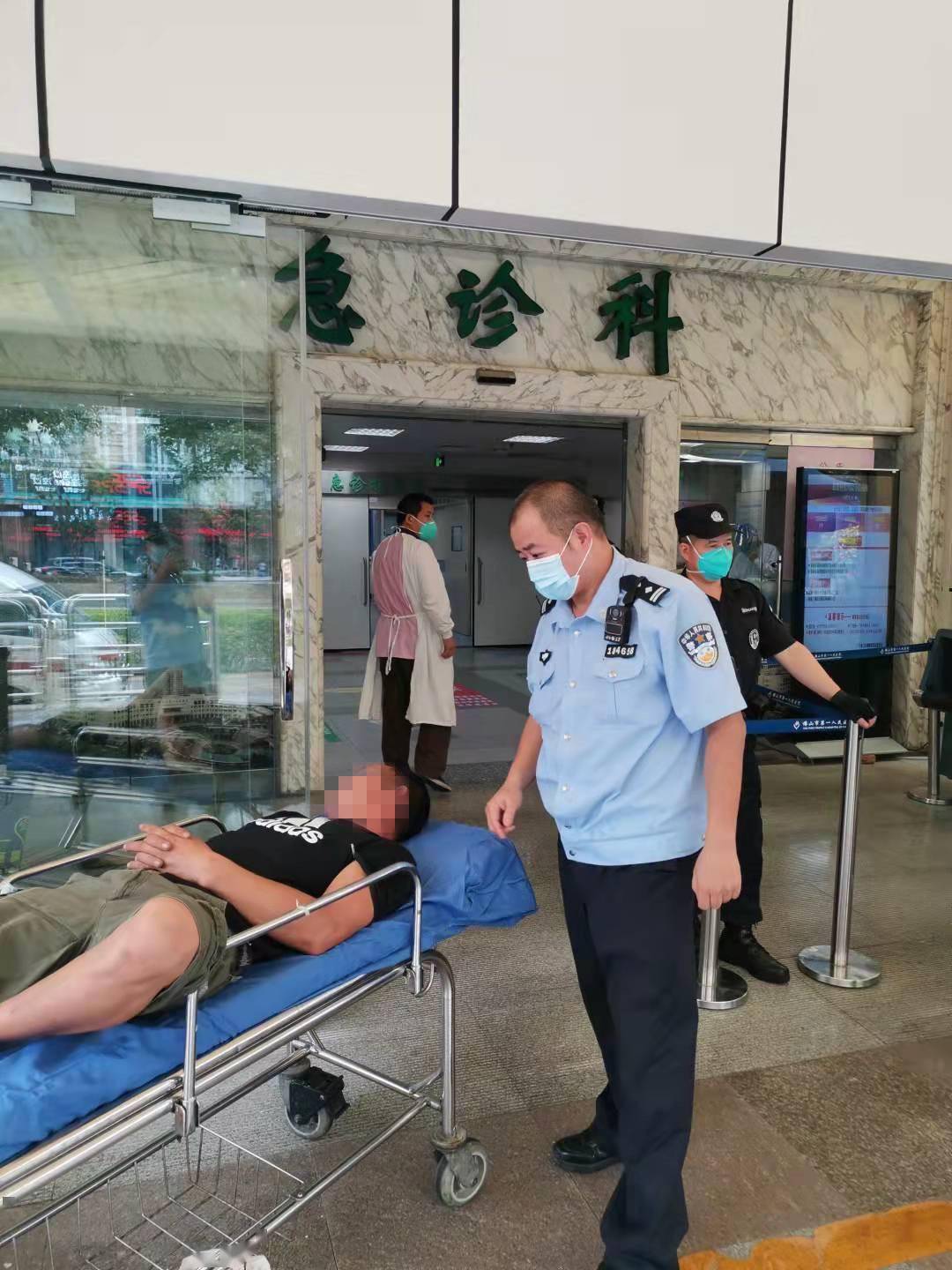 男子上厕所时被蛇咬伤,男子上厕所马桶竟然窜出蛇