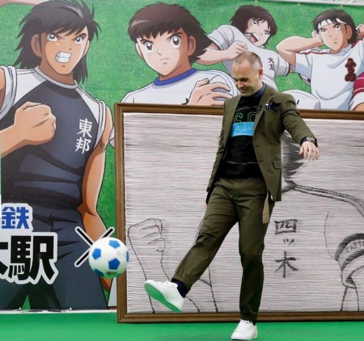 《足球小将》主题车站现身东京，西班牙足球巨星伊涅斯塔亲自揭幕