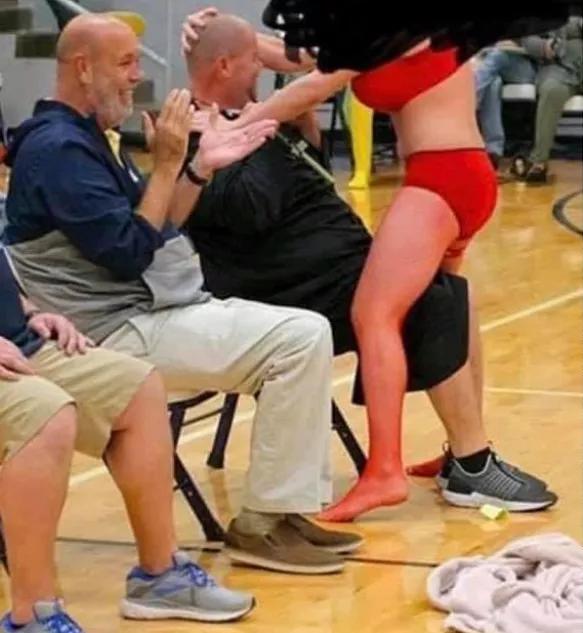 美国学校办另类活动被批,美国学校校长跳舞