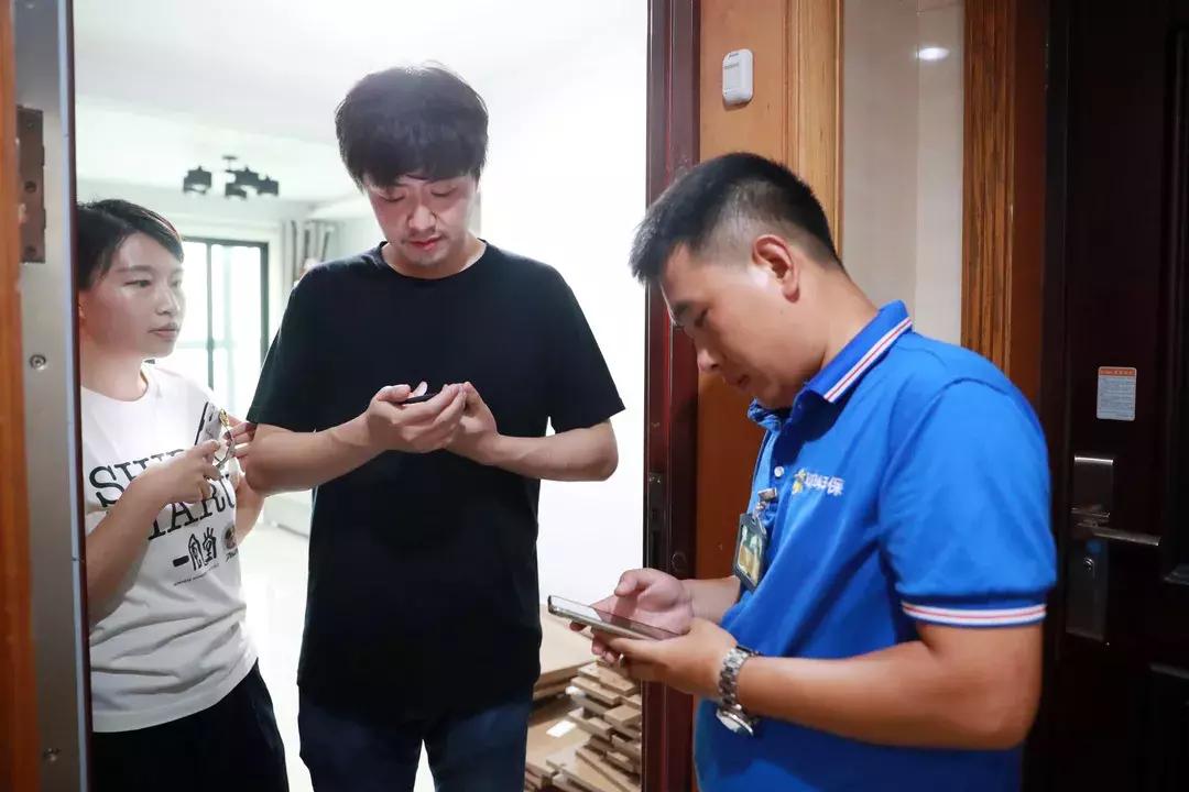 小伙拒收垃圾被房东报警处理，却成为上海民众的守护神