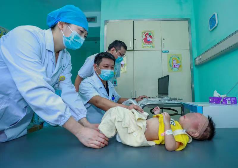 肠管竟然从肛门里拉出！医生巧用“水”捋顺肠管水灌肠技术轻松捋顺肠管，孩子不吃射线