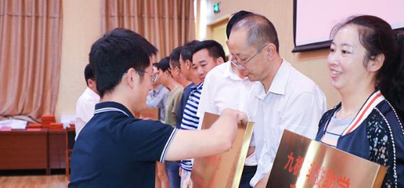 九机网为云大毕业生捐赠7000枚纪念章,科技助学项目即将开启