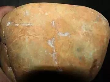 挑选翡翠手镯时会踏进哪些误区,怎样挑选翡翠原石赌石