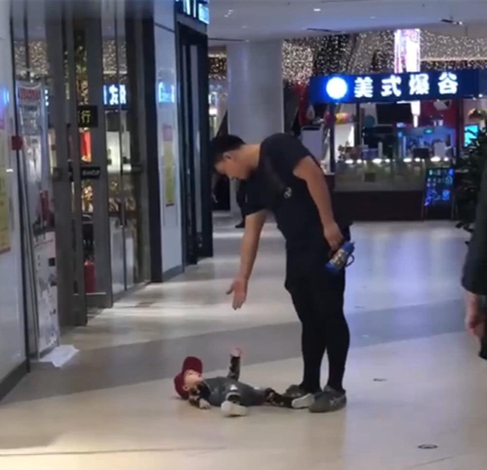 熊孩子破坏价值过万的手办,熊孩子把价值千万的手办给搞坏了