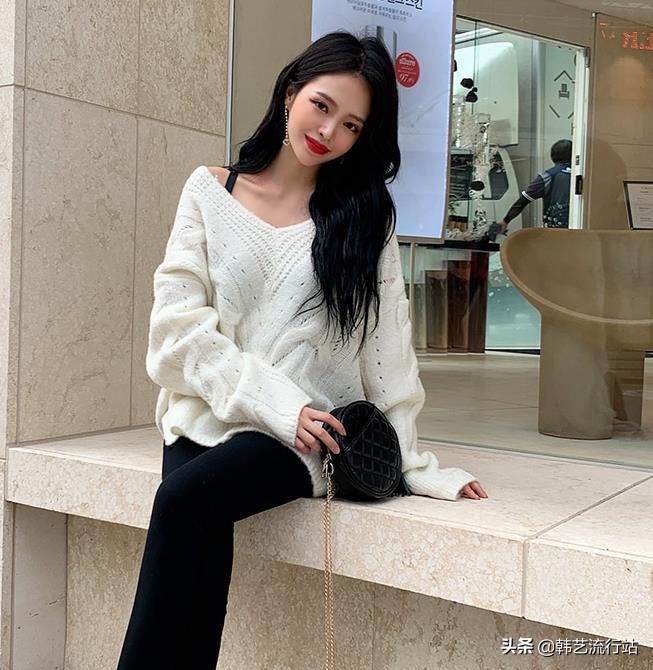 今年流行设计感毛衣,韩国设计款宽松毛衣