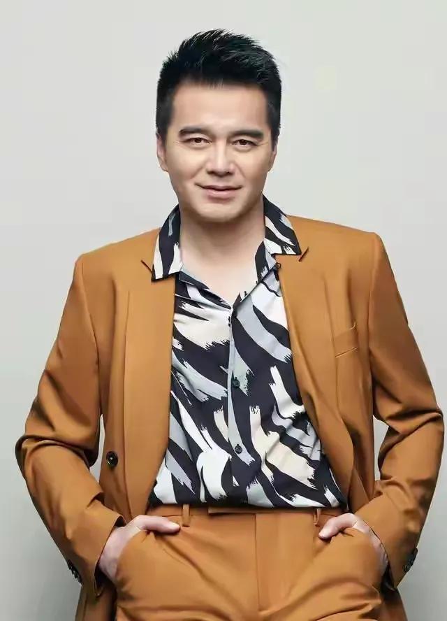 老了和年轻时不一样的男明星,早过了30岁却满满少年感的男明星