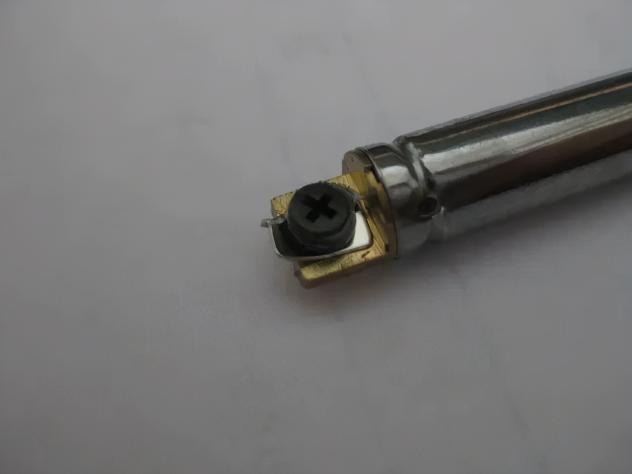 「火腿维修室」修复一台老式SONY收音机天线，他寻求大家的指导