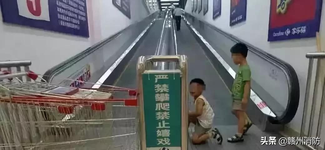 小朋友手指被卡消防救援,消防救援小孩手指卡在门上的小孔