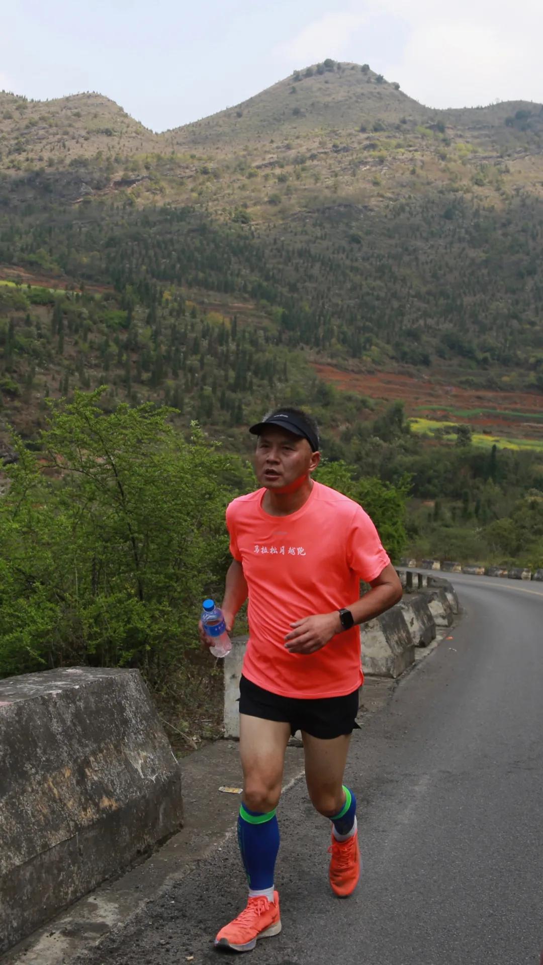 56岁老人跑步10年战胜癌症,他靠跑步走出人生低谷