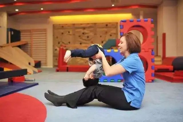 一岁多宝宝喜欢撞自己头怎么回事,一岁半的宝宝经常轻轻的撞头