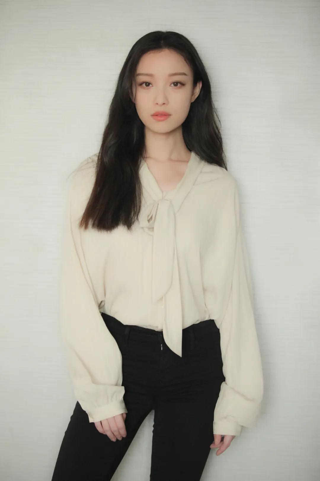 周雨彤的穿搭白衬衫,周雨彤刘雯钟楚曦