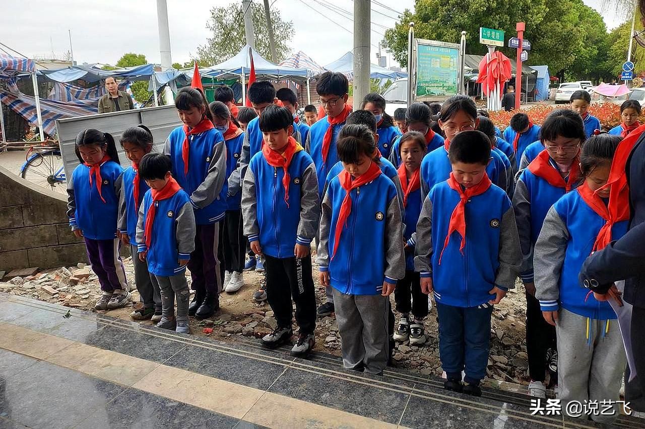 新洲区邾城街向东小学2017六一,中华路小学少先队员向英雄致敬