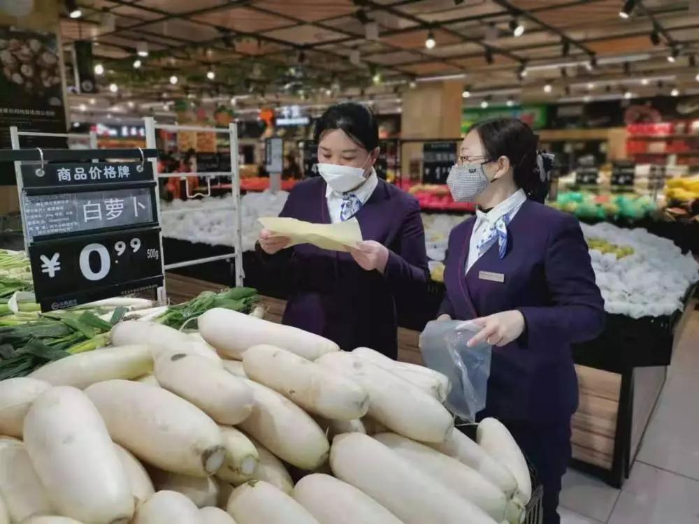 疫情无情人有情爱心蔬菜送一线,疫情无情人有情超市平价回馈顾客
