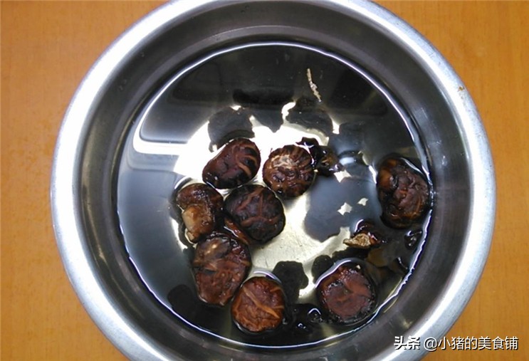 红烧鸡块简单的家常小炒鲜香下饭,红烧鸡块炖土豆加香菇