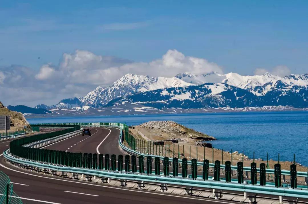 *疆新**，联通内地、拥抱世界