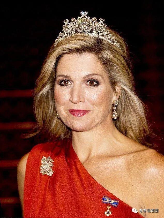 盘点英国女王戴过的王冠,英国女王和凯特戴同样的珠宝