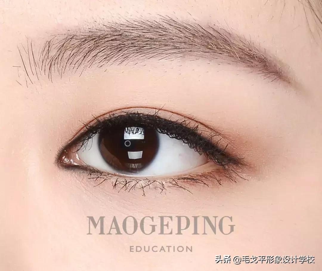 眼线一画上就晕染,眼线一笔画完视频