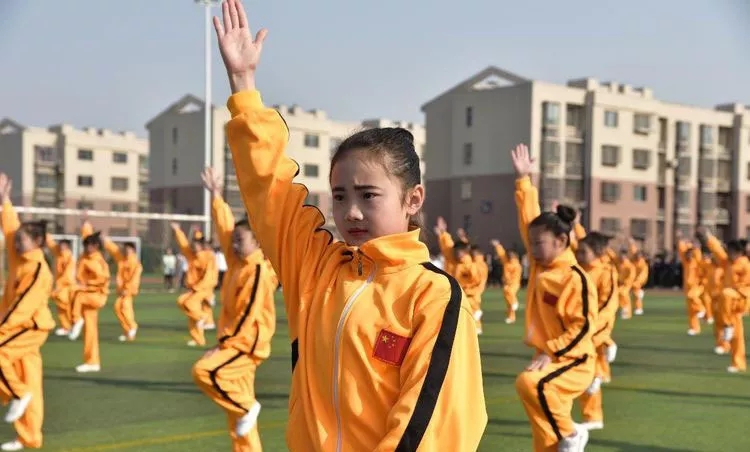 青少年校园足球联赛拉开帷幕,为期多天的校园足球联赛落下帷幕