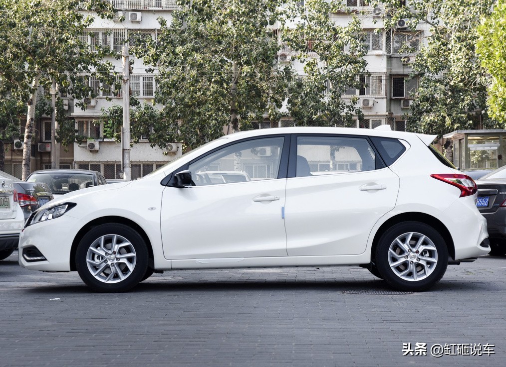 代步小车两厢骐达，空间不小还省油，皮实耐造，自动挡才9万