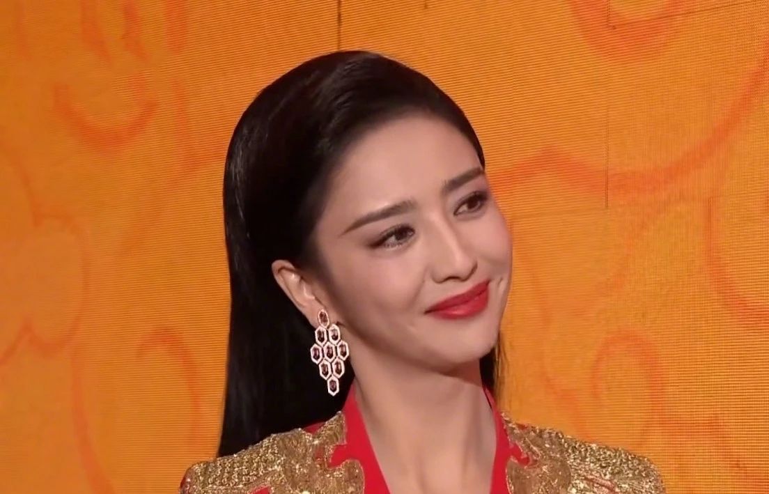 香奈儿佟丽娅同款口红,佟丽娅春节主持造型口红