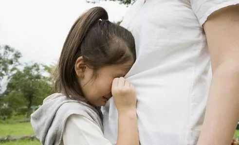 女儿在学校被男同学打了一巴掌,女儿在学校被男同学打了一拳