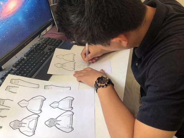 李维斯联名卫衣,李维斯联名小熊卫衣