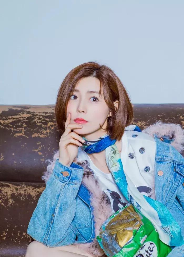 碎发特别多扎不住怎么打理,额前碎发太多怎么扎头发