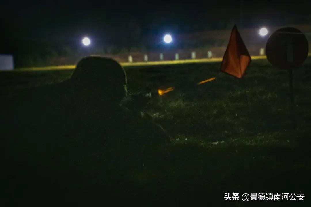 又快又准！夜间实弹射击训练，*弹子**呼啸直指靶心