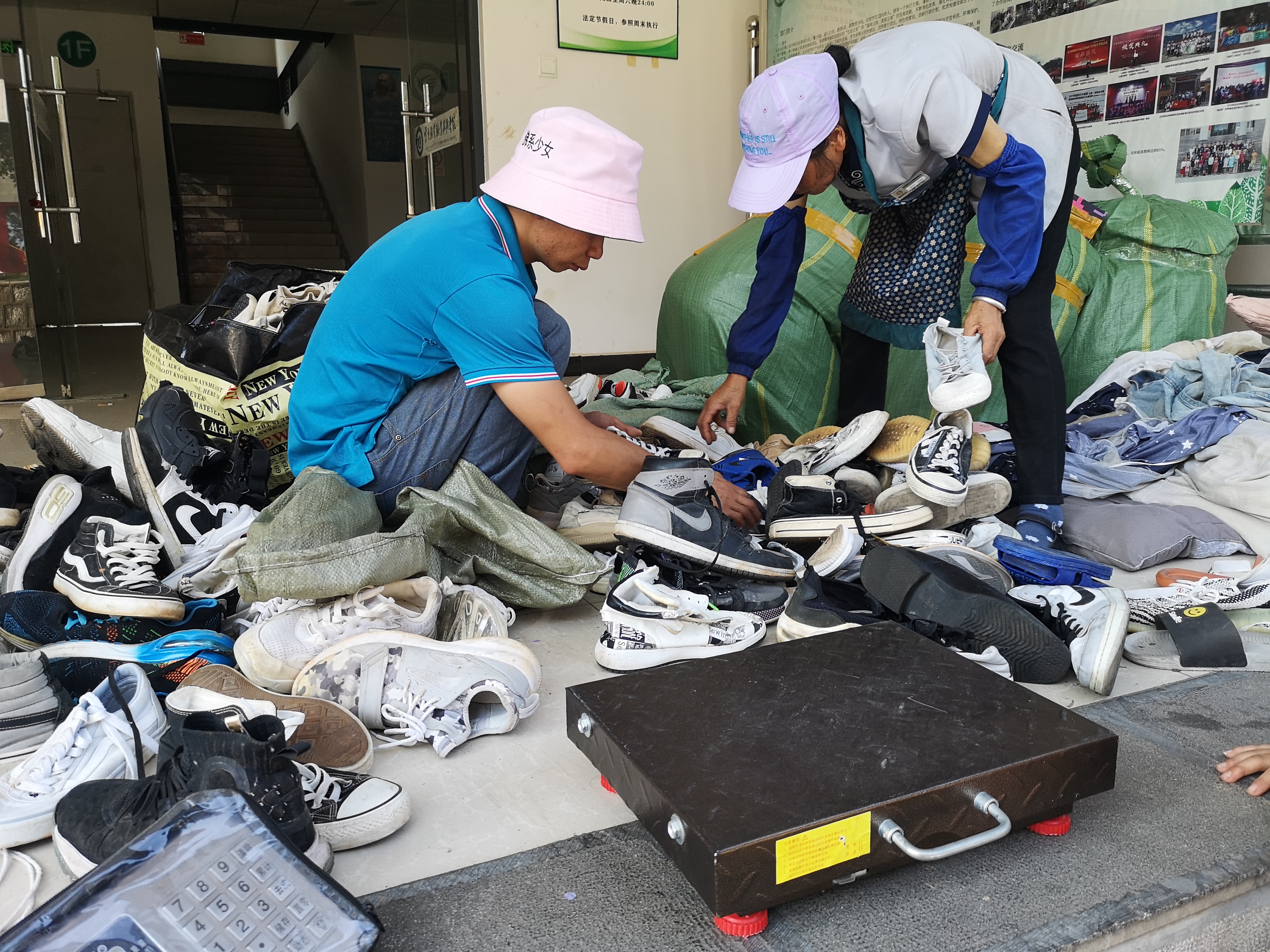 旧衣物回收行业真实状况,旧衣服回收第一个环节要分类吗