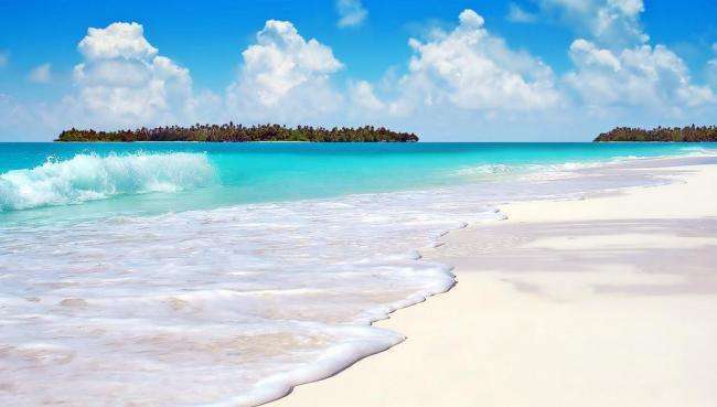 阳光沙滩海浪去玩水,天气热了到海边走走