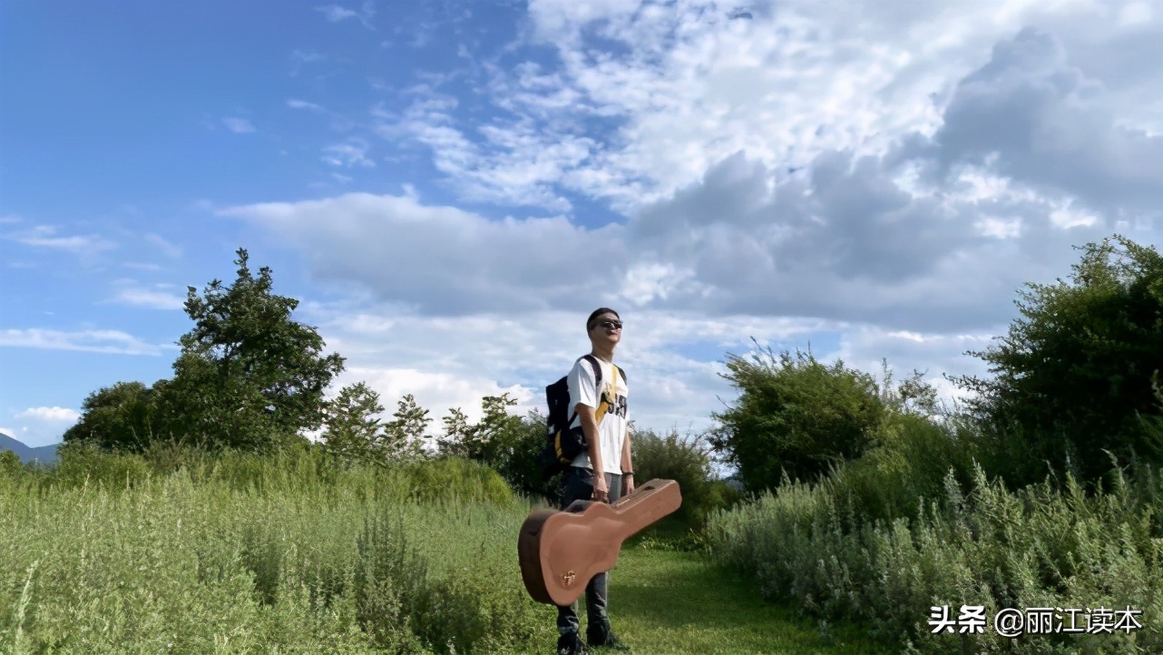 他被称为民谣诗人，连续七年在全国巡演，却少有人知道他来自丽江