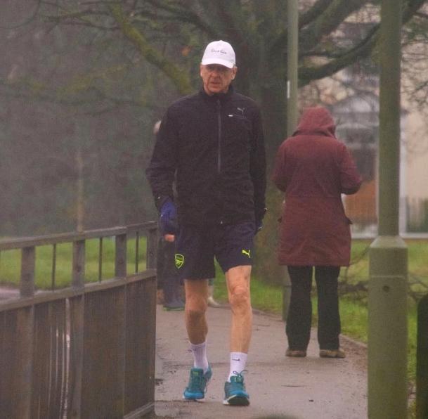 满不在乎？温格不戴口罩在公园晨练，头戴“别慌，放松一点”帽子