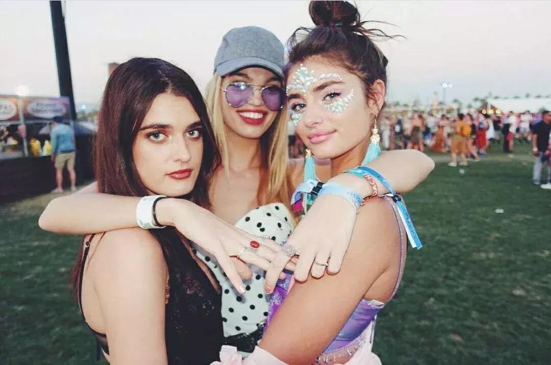 发朋友圈的女人高情商,高级的女人朋友圈应该发什么