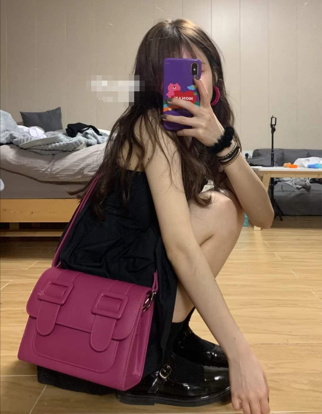 黑色裙子搭什么颜色的腰带,黑色裙子穿什么颜色裤袜好看