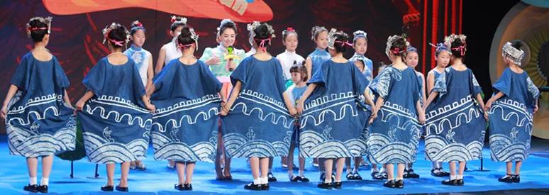 一幅新年主题画小学生,小学生新春祝福美术画