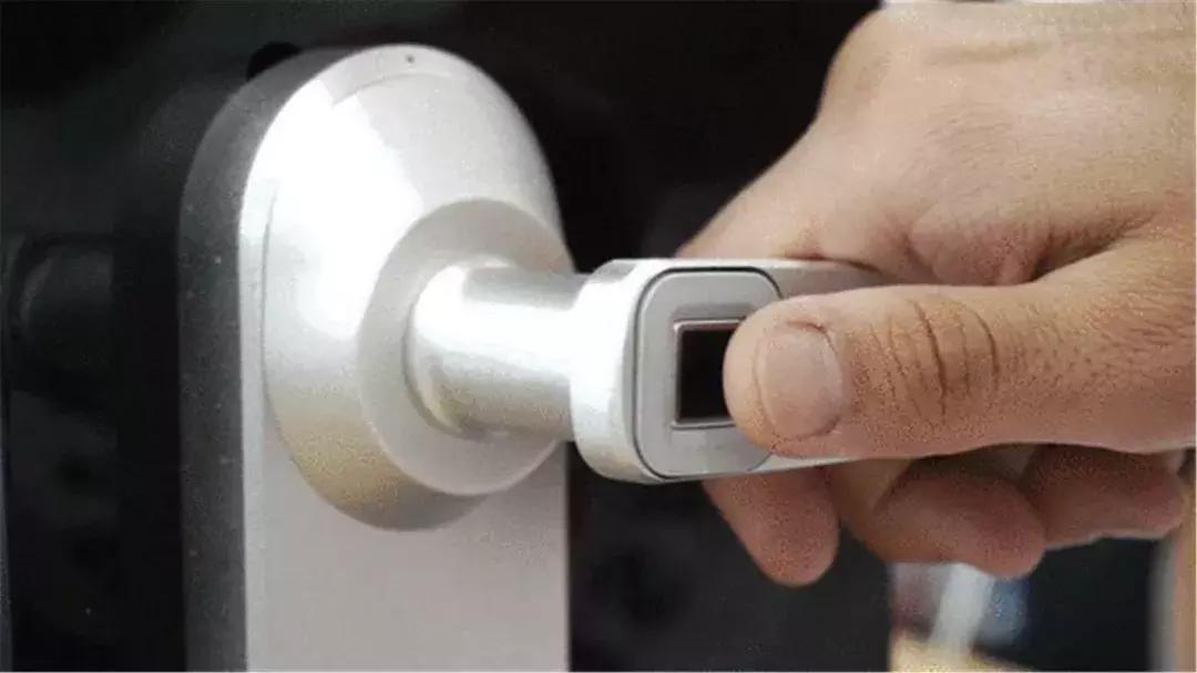 开锁行业骗人被揭穿,开锁公司骗局换锁