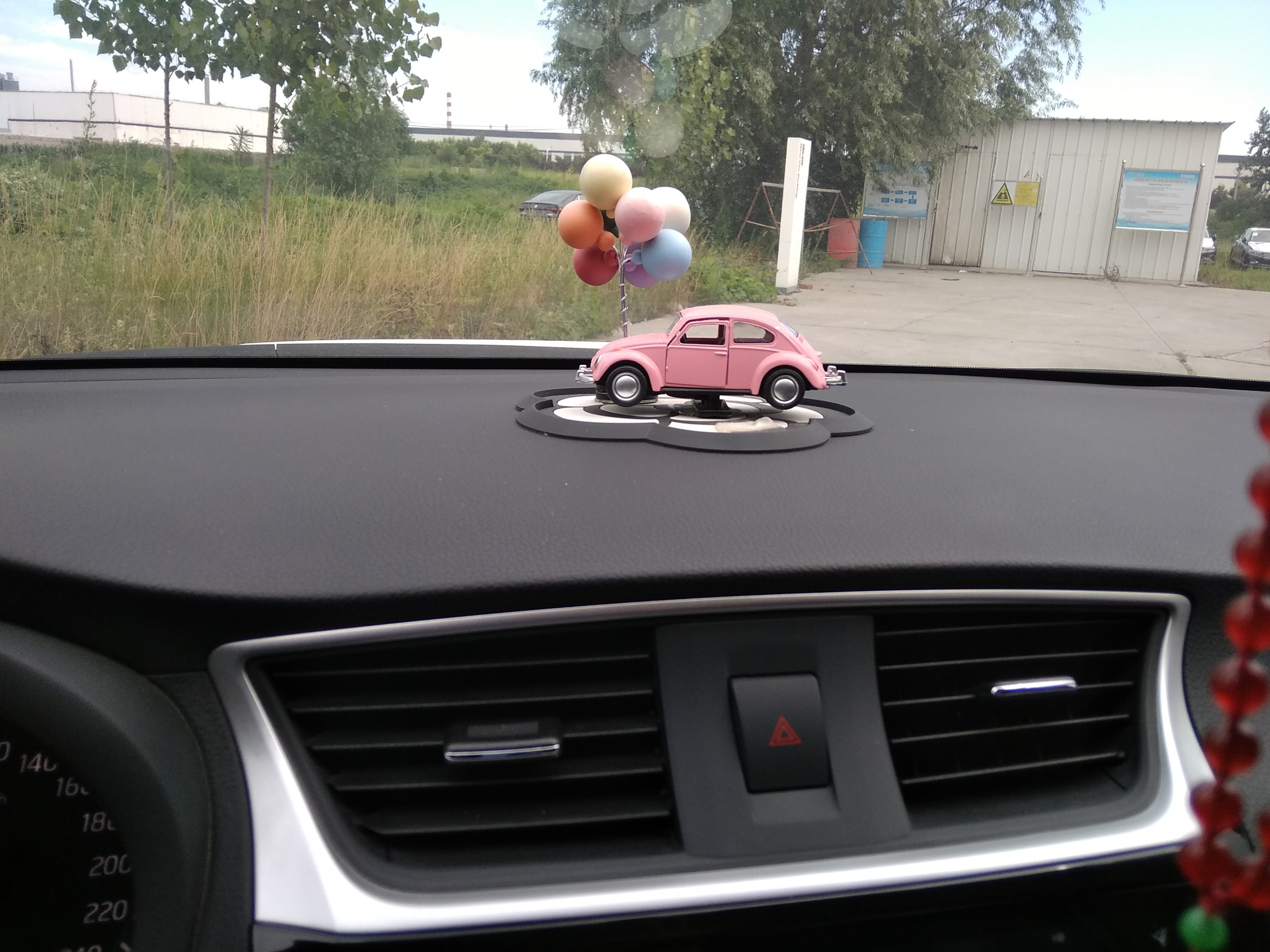 在4S店修车期间车内物品丢失，车主要求4S店赔偿，却无人问津