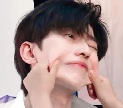 蔡徐坤到底有没有整容？看到他被人捏脸的样子，好像明白了啥