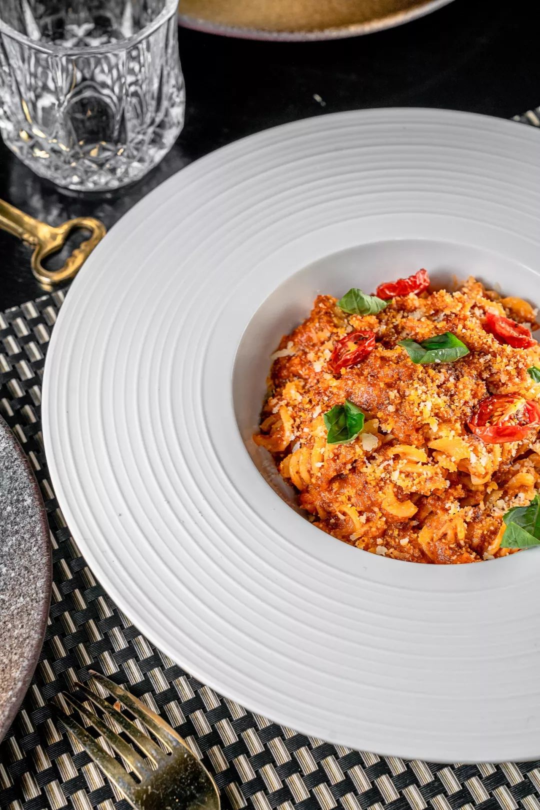 召唤佛山大胃王！足足八层高XXXXXL号大力水手汉堡，全部吃完免单