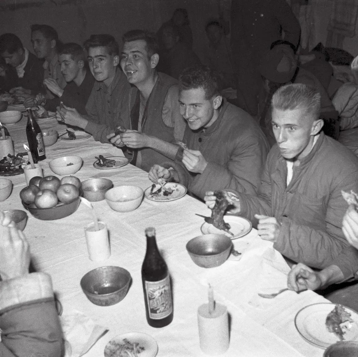 圣诞晚会上，碧潼战俘营的“联合国军”战俘们高呼：志愿军万岁