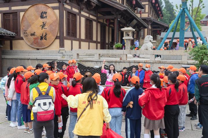 宜昌这个地方产美女，有一个大家都认识，现在还能让熊孩子涨知识