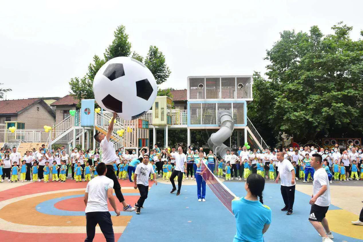 内江实幼举行“童心向*党**，足梦前行”亲子游园活动