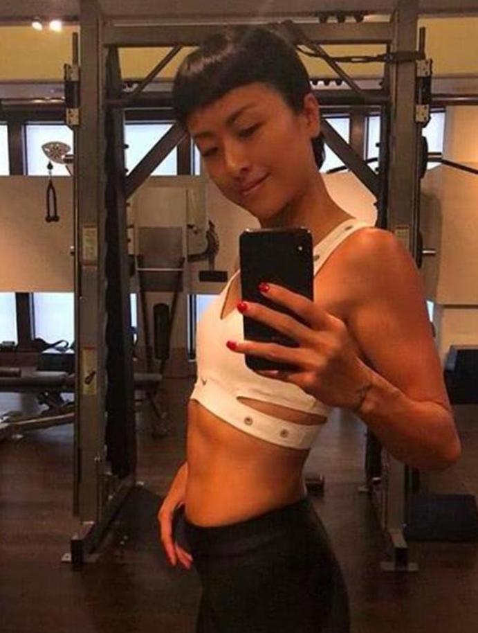 顶风作浪？香港知名艺人不避讳继续晒耐克鞋，惹网友嘲讽：真会玩