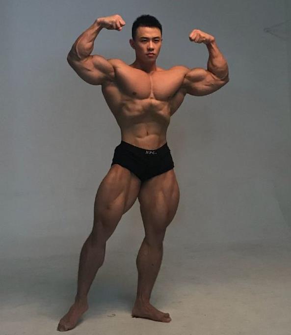 科米尔带陈康练肩,陈康古典健美奥赛