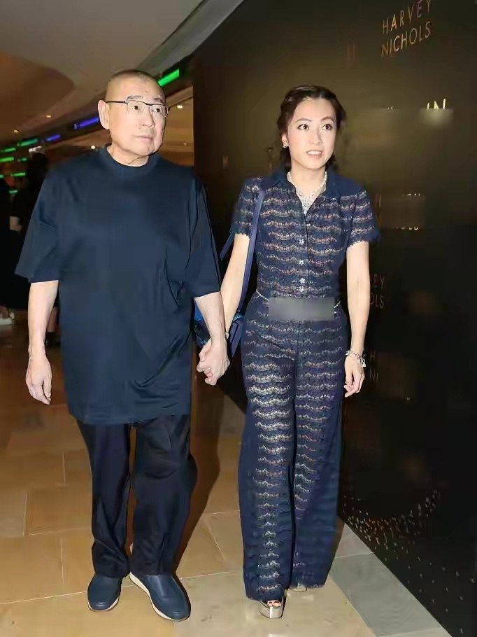 刘銮雄甘比一家公开亮相,刘銮雄甘比合体照